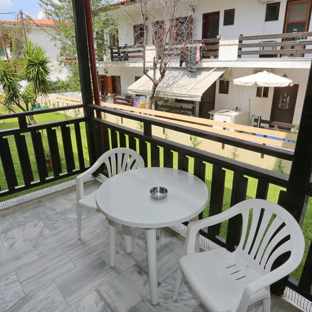 Pella House Studios & Apartments